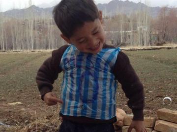 El pequeño de la camiseta de Messi hecha con una bolsa de plástico