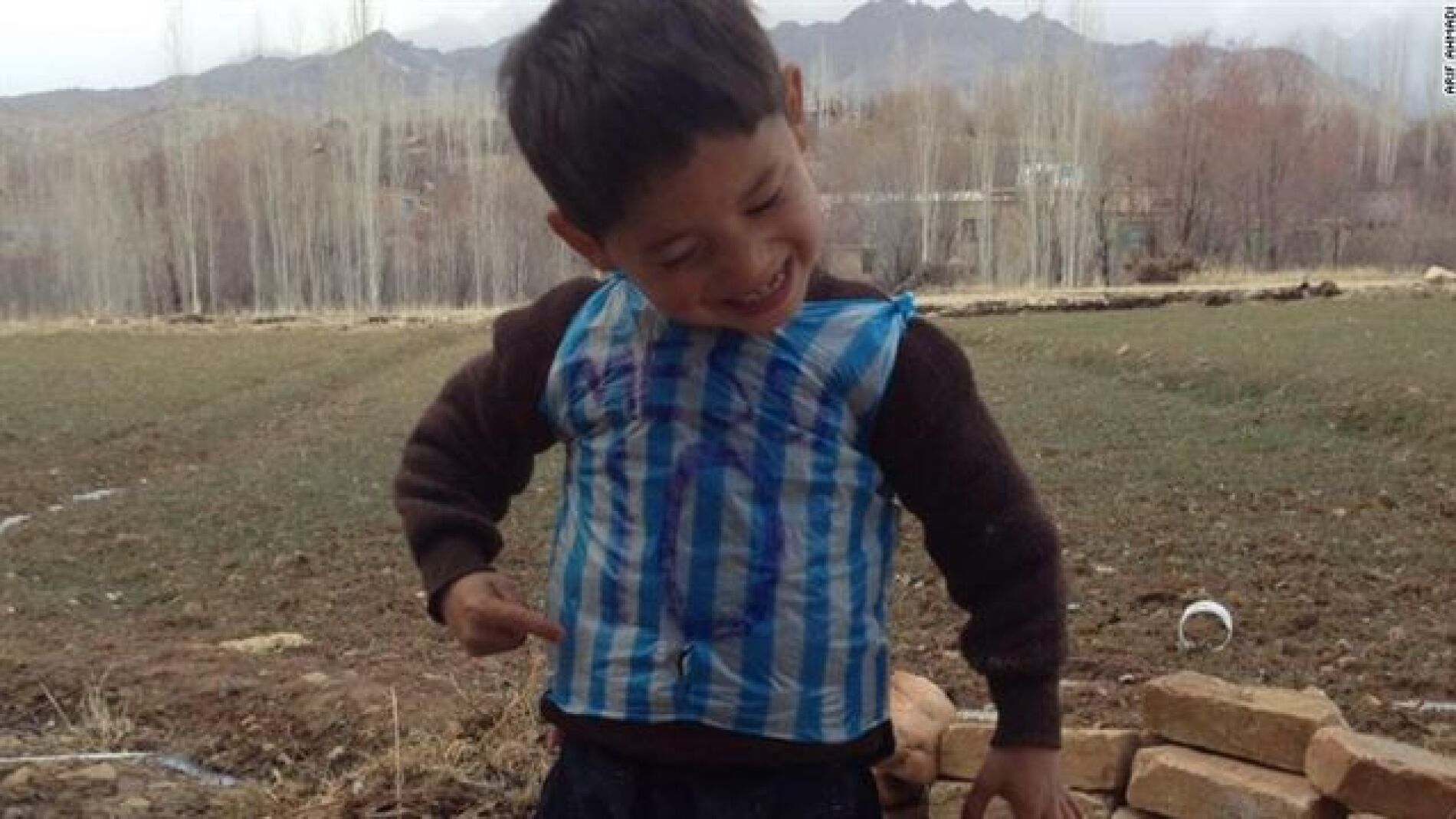 El peque&ntilde;o de la camiseta de Messi hecha con una bolsa de pl&aacute;stico