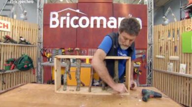 'Bricomanía' construye un perchero orgánico con un palé y unas ramas