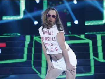 Arturo Valls se transforma en Aless Gijaba para cantar 'Sexy Summer' Arturo Valls se transforma en Aless Gijaba para cantar 'Sexy Summer'