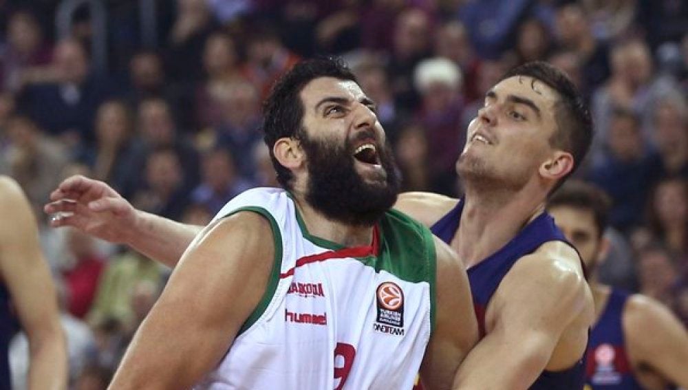 Bourousis penetra a canasta ante la defensa del Barcelona