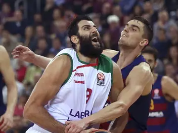 Bourousis penetra a canasta ante la defensa del Barcelona Bourousis penetra a canasta ante la defensa del Barcelona