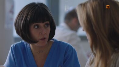 ¿A quién está protegiendo la enfermera Sanz?