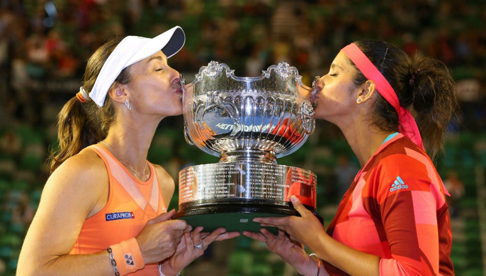 Hingis y Mirza besan su título