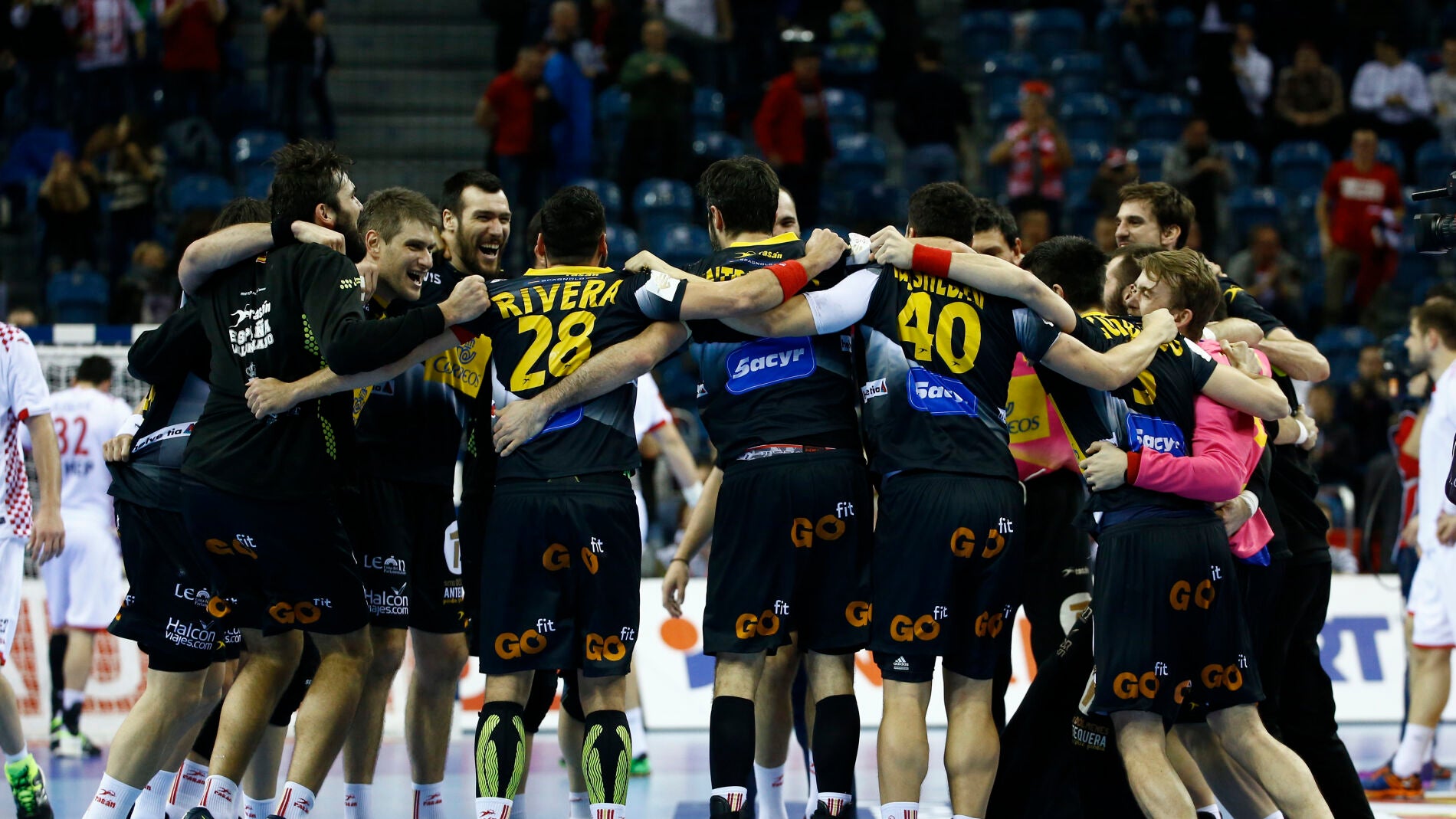 Los jugadores de Espa&ntilde;a celebran el pase a la final en el Europeo de Polonia