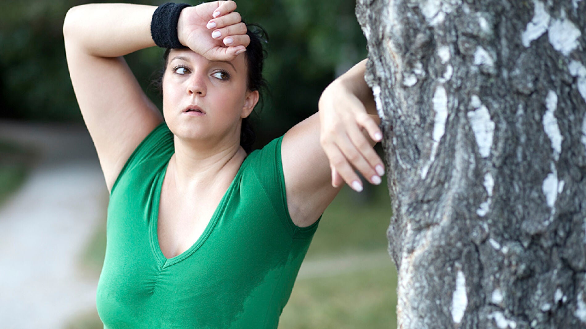 Mujer agotada tras hacer ejercicio