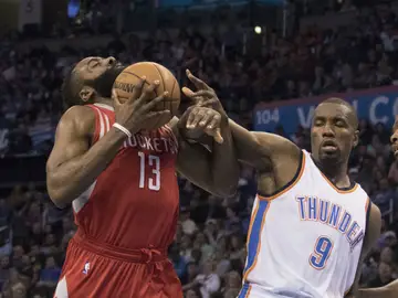 Serge Ibaka intenta taponar a James Harden Serge Ibaka intenta taponar a James Harden