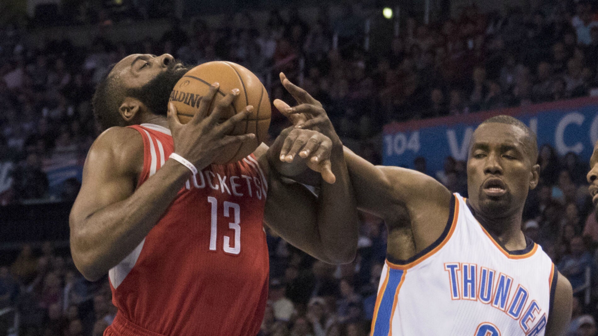 Serge Ibaka intenta taponar a James Harden