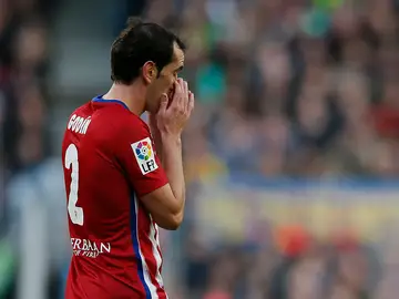 Godín se lamenta tras ser expulsado frente al Barcelona Godín se lamenta tras ser expulsado frente al Barcelona