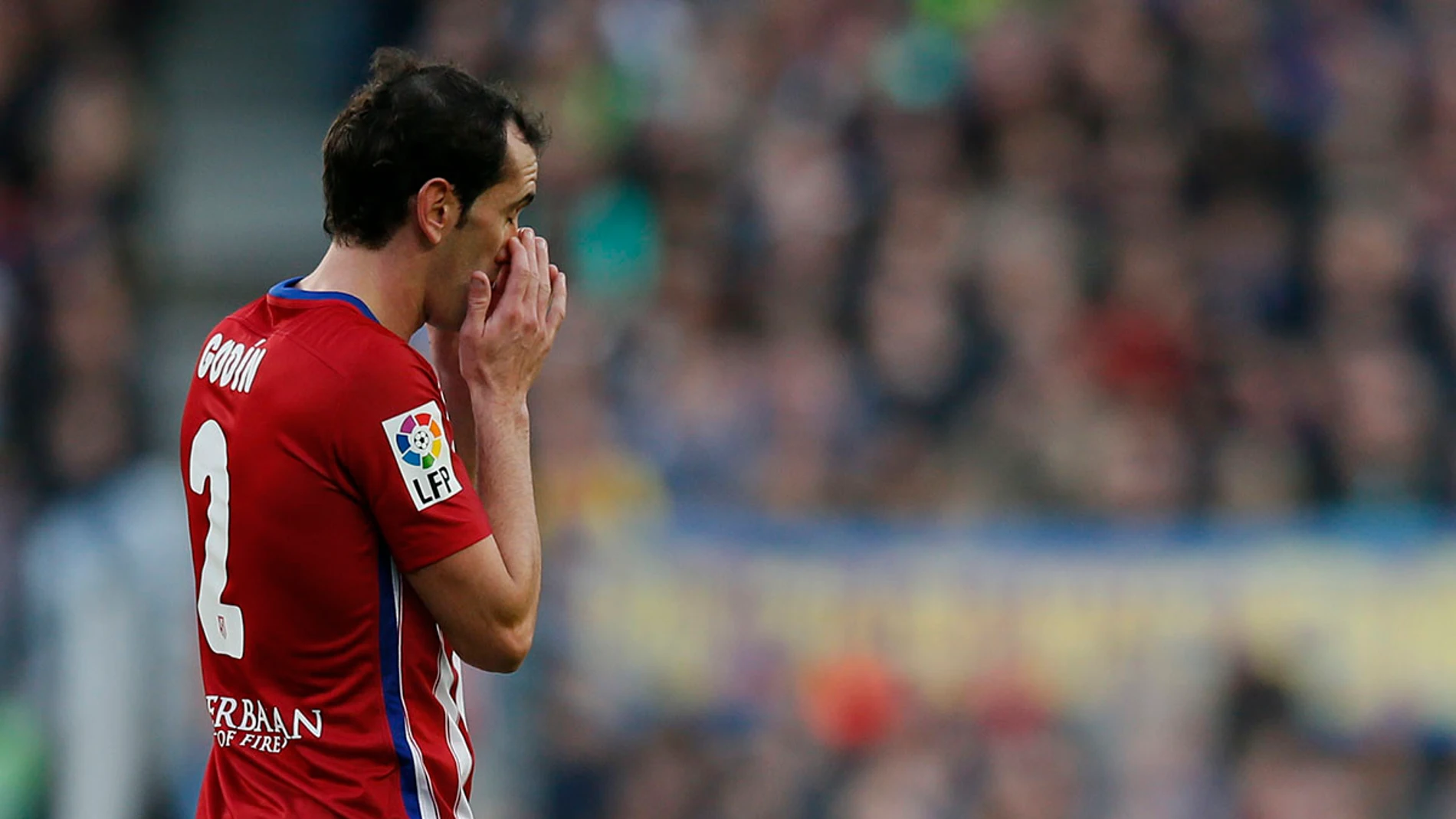 Godín se lamenta tras ser expulsado frente al Barcelona Godín se lamenta tras ser expulsado frente al Barcelona