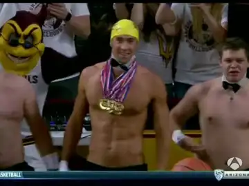 Michael Phelps sale en bañador para distraer en un tiro libre Michael Phelps sale en bañador para distraer en un tiro libre