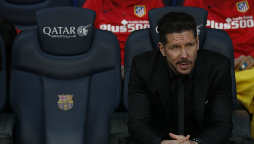 Simeone, sentado en el banquillo del Camp Nou