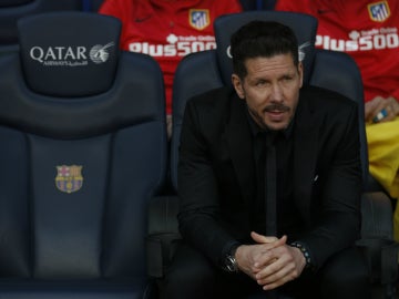 Simeone, sentado en el banquillo del Camp Nou