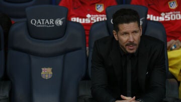 Simeone, sentado en el banquillo del Camp Nou