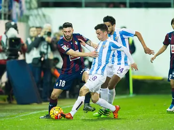 Borja Gonzalez del Eibar lucha por el balón con Juanpi del Málaga CF Borja Gonzalez del Eibar lucha por el balón con Juanpi del Málaga CF