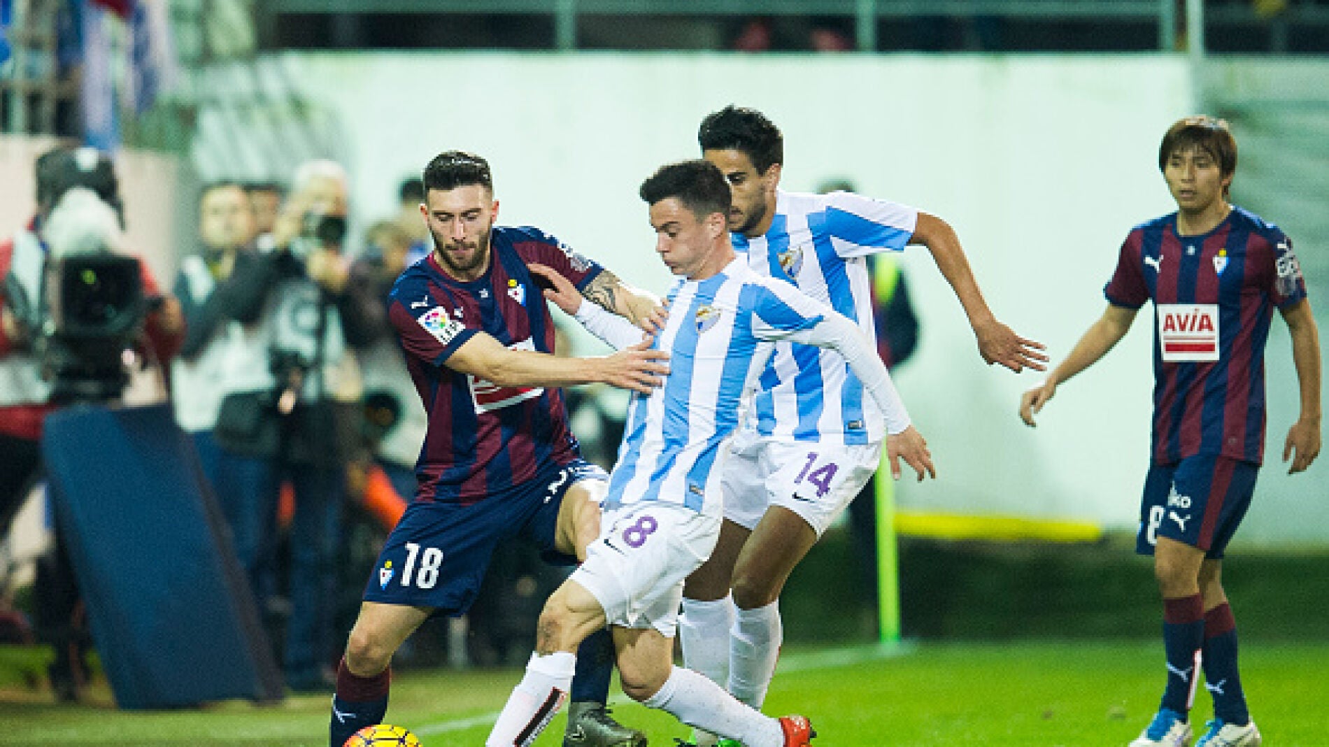 Borja Gonzalez del Eibar lucha por el bal&oacute;n con Juanpi del M&aacute;laga CF 