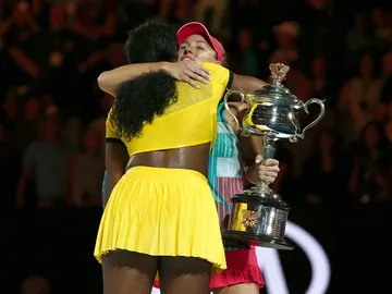 Angelique Kerber, con el trofeo en la mano, abraza a Serena Williams Angelique Kerber, con el trofeo en la mano, abraza a Serena Williams