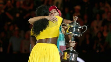 Angelique Kerber, con el trofeo en la mano, abraza a Serena Williams