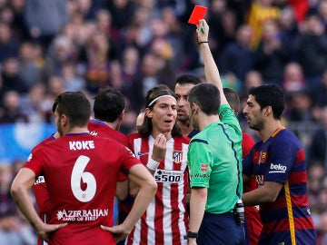 Filipe Luis ve la roja ante el Fútbol Club Barcelona