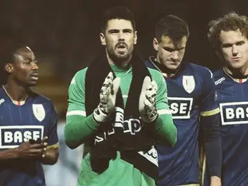 Víctor Valdés, con sus compañeros del Standard de Lieja Víctor Valdés, con sus compañeros del Standard de Lieja