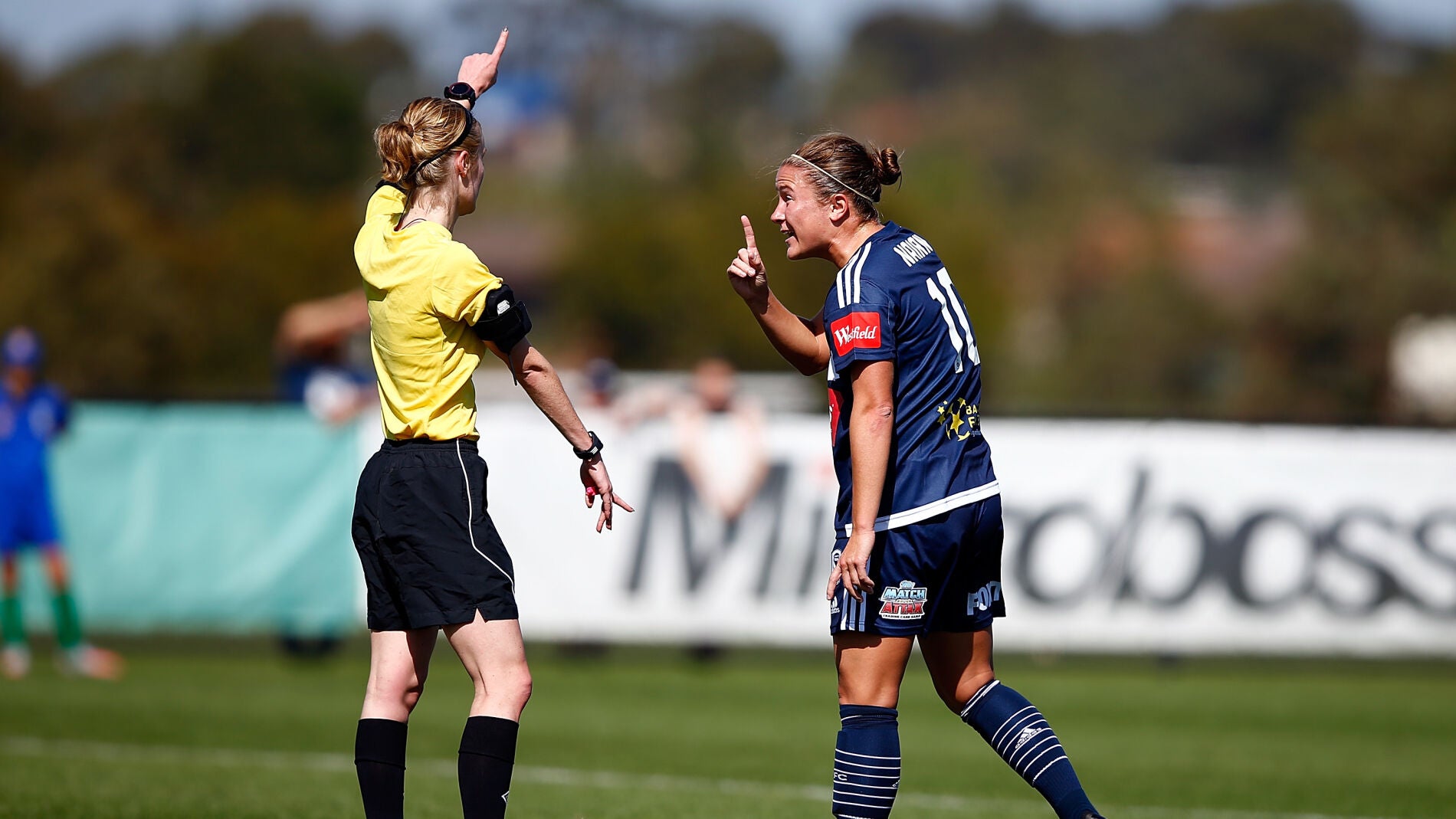Una &aacute;rbitro se&ntilde;ala una acci&oacute;n durante un partido de f&uacute;tbol