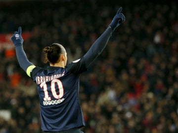 Ibrahimovic, con los brazos en alto