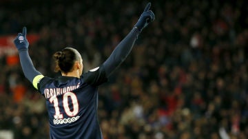 Ibrahimovic, con los brazos en alto