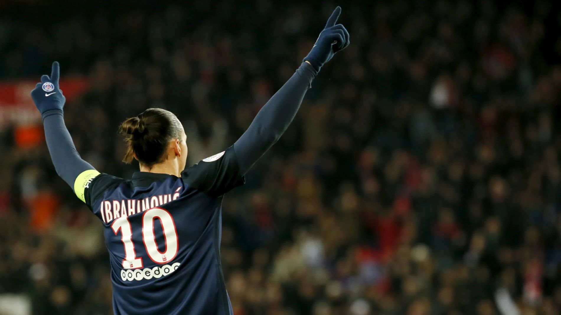 Ibrahimovic, con los brazos en alto Ibrahimovic, con los brazos en alto