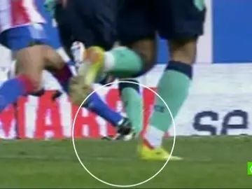 Ujfalusi entra a Messi Ujfalusi entra a Messi