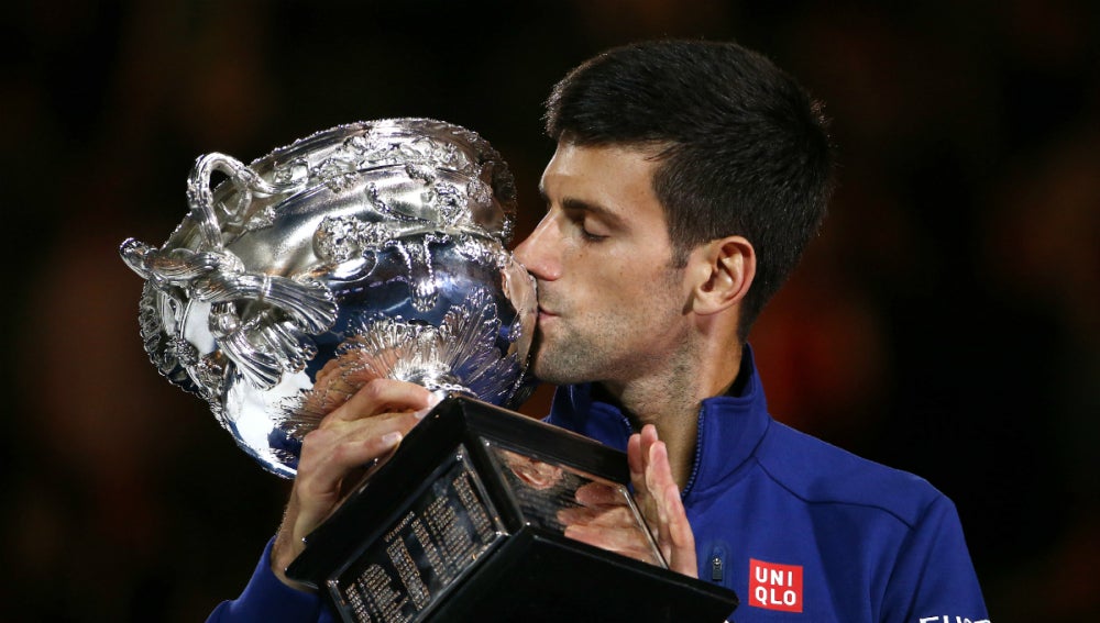 Novak Djokovic besa el trofeo del Open de Australia