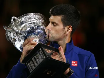Novak Djokovic besa el trofeo del Open de Australia Novak Djokovic besa el trofeo del Open de Australia