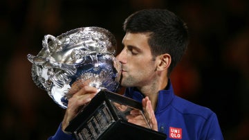 Novak Djokovic besa el trofeo del Open de Australia