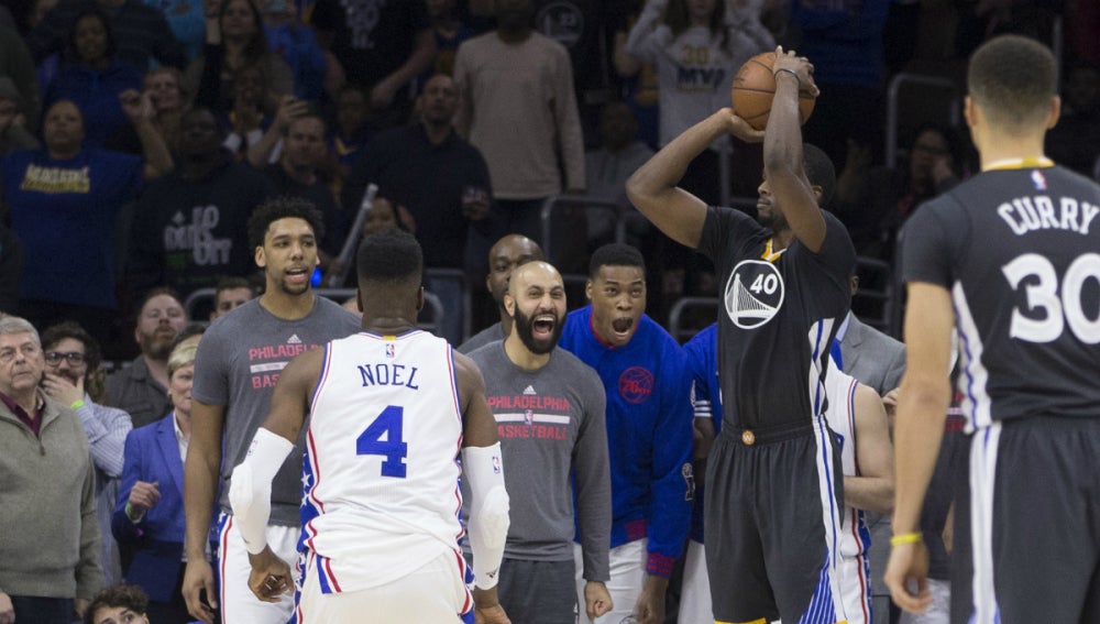 Harrison Barnes tira el triple que daría la victoria a los Warriors ante los Sixers