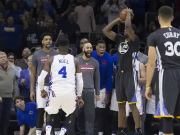 Harrison Barnes tira el triple que daría la victoria a los Warriors ante los Sixers Harrison Barnes tira el triple que daría la victoria a los Warriors ante los Sixers