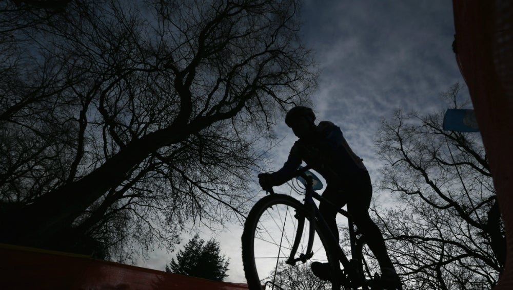 Hombre montando en bicicleta