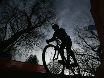 Hombre montando en bicicleta