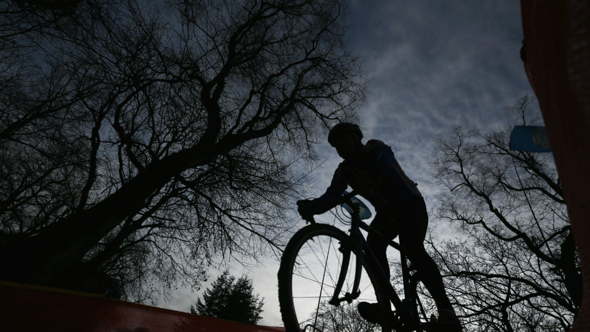 Hombre montando en bicicleta