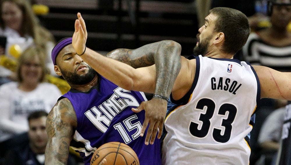 DeMarcus Cousins, defendido por Marc Gasol