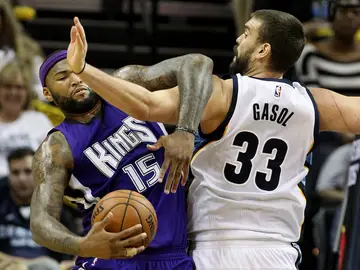 DeMarcus Cousins, defendido por Marc Gasol DeMarcus Cousins, defendido por Marc Gasol