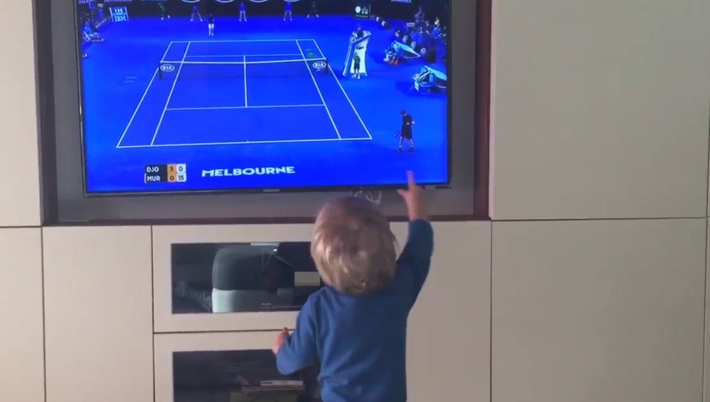 El hijo de Djokovic anima a su padre