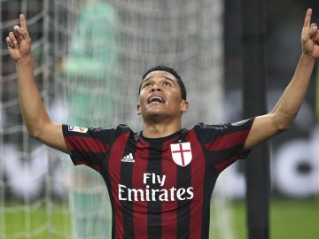 Bacca celebra un gol con el Milan