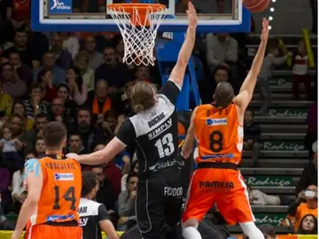 Antoine Diot penetra a canasta ante la defensa de Bilbao Basket Antoine Diot penetra a canasta ante la defensa de Bilbao Basket