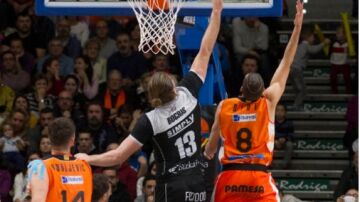 Antoine Diot penetra a canasta ante la defensa de Bilbao Basket