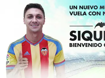 Siqueira, con la camiseta del Valencia Siqueira, con la camiseta del Valencia