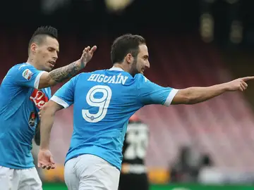 HIguain celebra un tanto con Hamsik HIguain celebra un tanto con Hamsik
