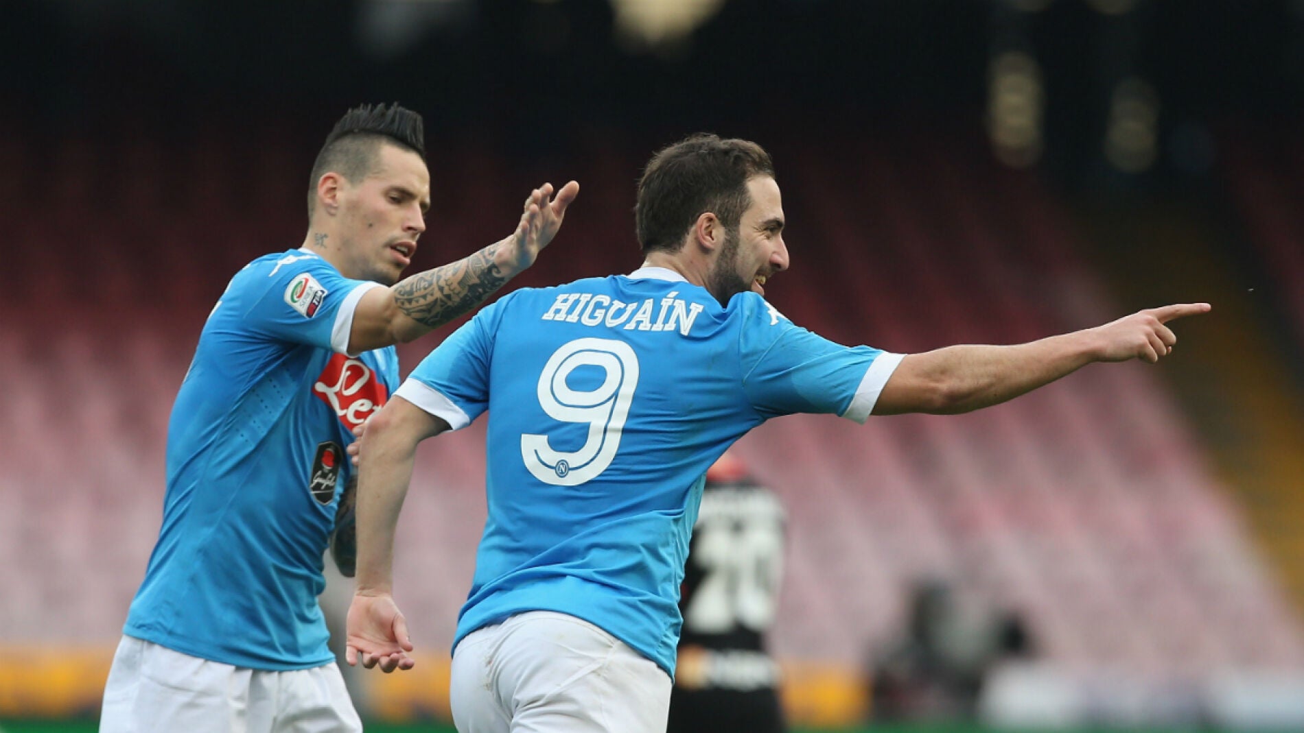 HIguain celebra un tanto con Hamsik