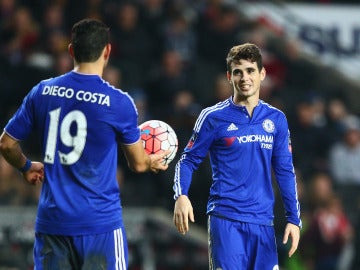 Diego Costa le cede el balón a Oscar, que anotó un hat-trick