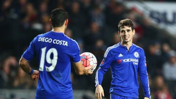 Diego Costa le cede el balón a Oscar, que anotó un hat-trick