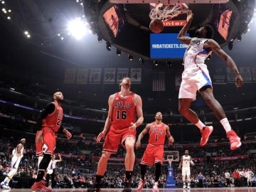 Pau Gasol observa una acción ante los Clippers