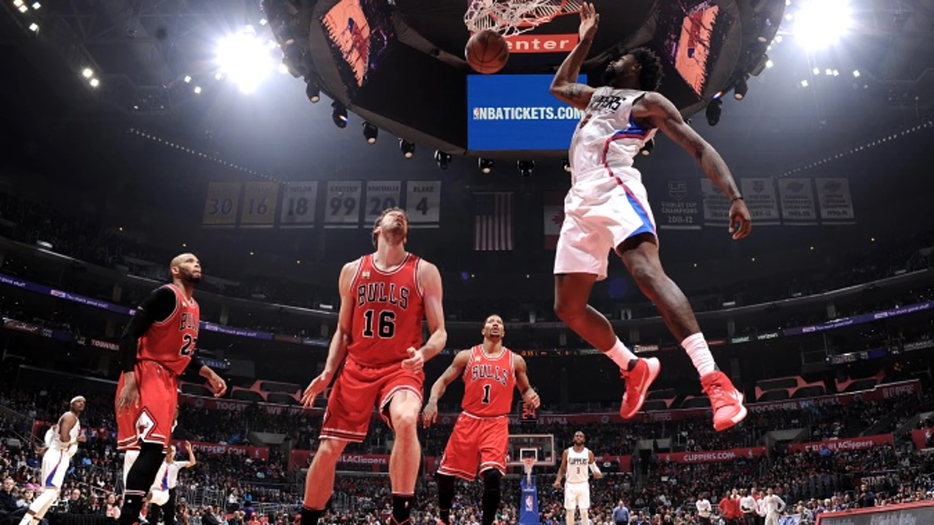 Pau Gasol observa una acción ante los Clippers Pau Gasol observa una acción ante los Clippers